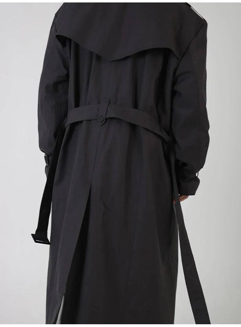 Vista traseira do sobretudo masculino longo preto com cinto. Modelo com pala nas costas e caimento reto para dias frios.