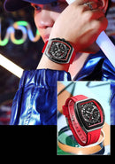 Relógio quadrado preto e vermelho com cronógrafo e pulseira de silicone
