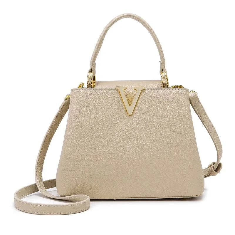 "Bolsa feminina de couro na cor celeste, elegante e sofisticada."