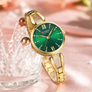 Relógio dourado com mostrador verde e numerais romanos, pulseira em aço inox
