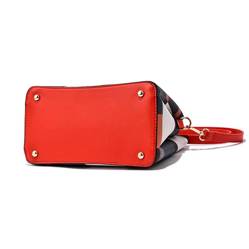 Alt text: Bolsa feminina de couro estruturada com estampa xadrez preta e branca.