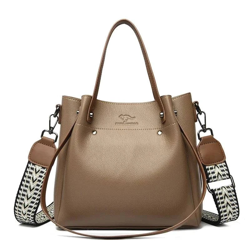 Alt text: Bolsa feminina de couro elegante em tom neutro com alça dupla.
