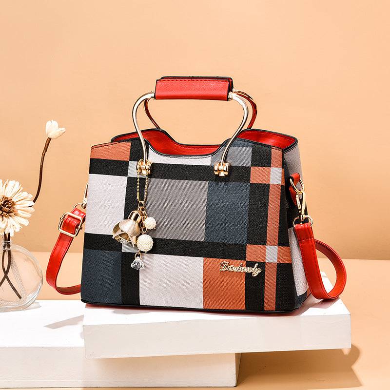 Alt text: Bolsa feminina de couro estruturada com estampa xadrez em tons neutros.