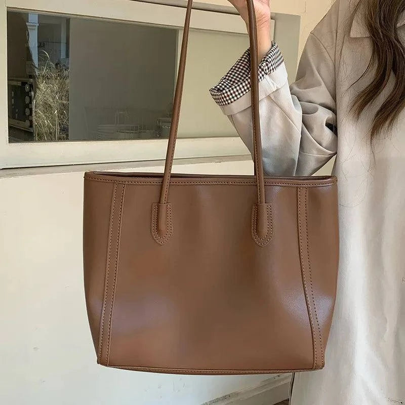 Alt text: Bolsa feminina de couro tote glam na cor preta.