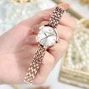 Relógio feminino tom ouro rosado com mostrador branco e pulseira de aço inoxidável