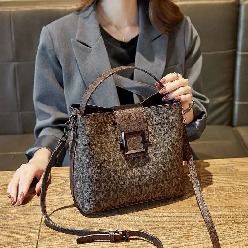 Alt text: Bolsa transversal feminina em couro preto da marca Finesse Vogue.