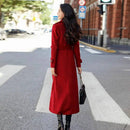 Mulher vestindo sobretudo longo vermelho de lã, vista de costas na rua