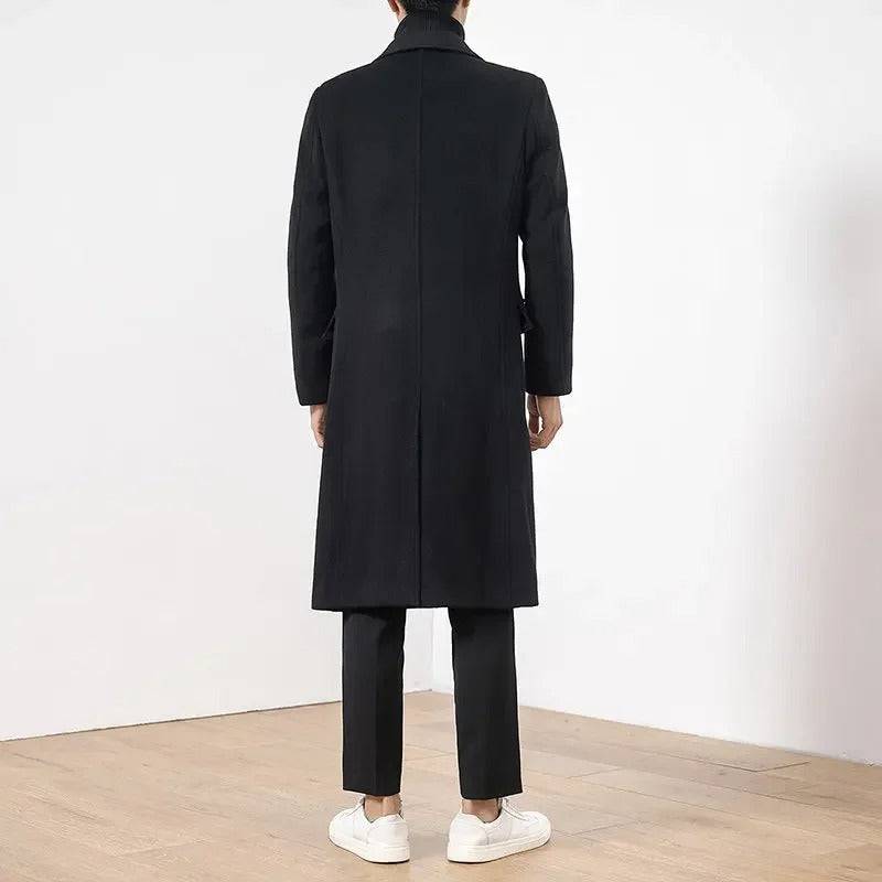 Vista traseira do Sobretudo Masculino Longo de Lã Slim preto, destacando o corte reto e acabamento refinado. Ideal para dias frios.