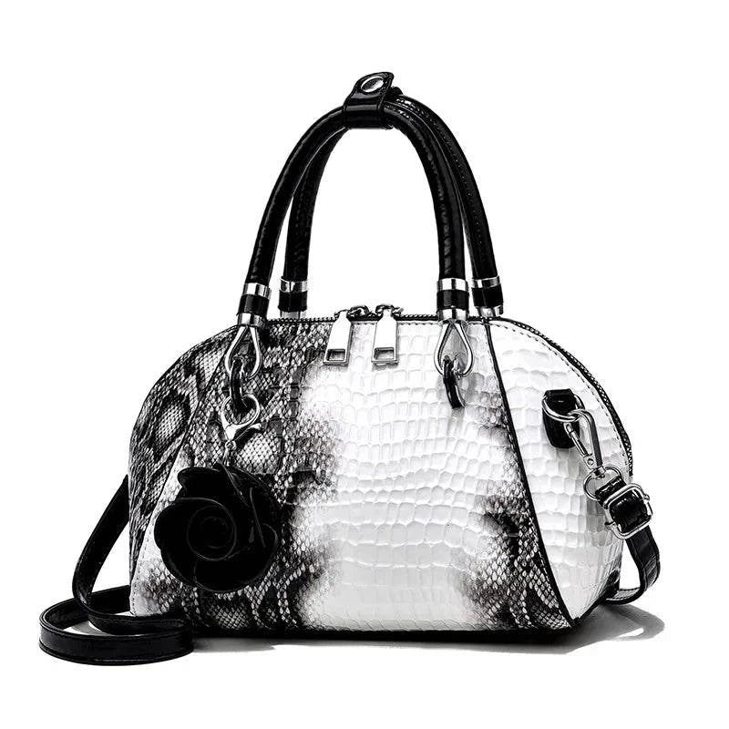 Bolsa de mão Monarca em couro texturizado marrom escuro.