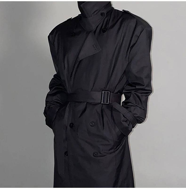 Casaco longo masculino preto com acabamento tech e botões frontais. Modelo elegante para looks casuais e clássicos.