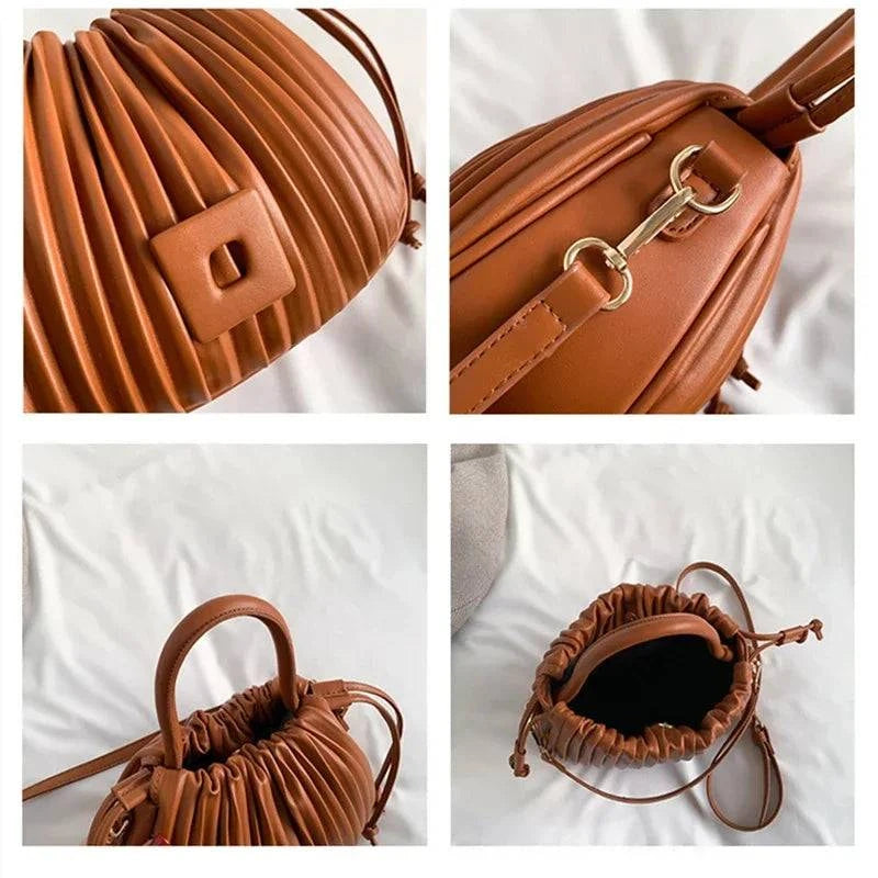 Alt text: Bolsa feminina bucket em couro texturizado marrom da Bella Vitta.