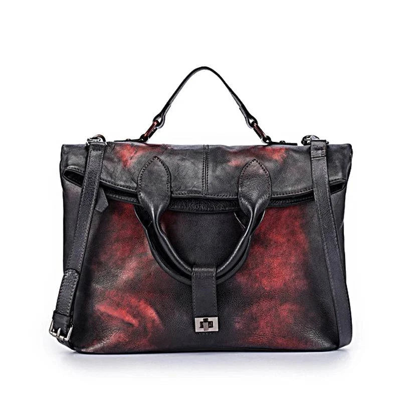 Alt text: Bolsa feminina de couro legítimo marrom com detalhes em dourado.