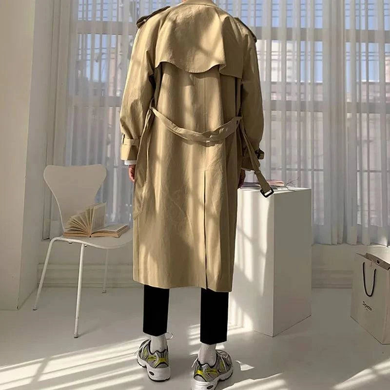 Vista traseira do Sobretudo Masculino Longo Caqui com cinto ajustável e pala nas costas. Design clássico e elegante para dias frios.