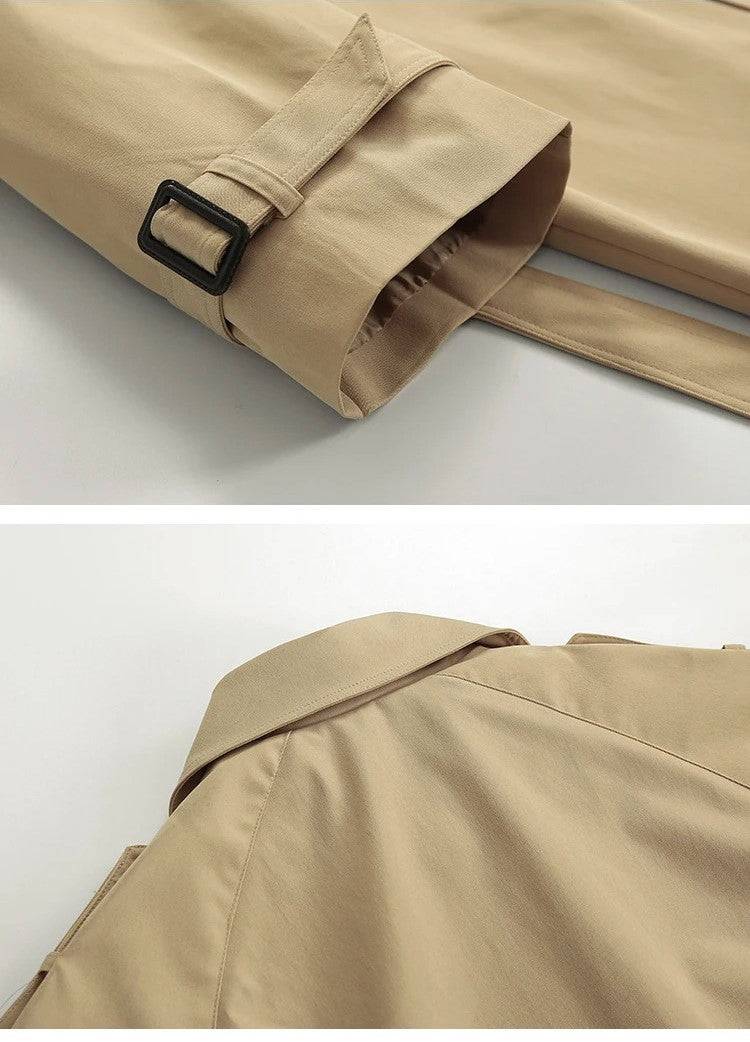 Close nos detalhes do punho com fivela e costura reforçada do Sobretudo Masculino Longo Caqui. Acabamento premium para maior durabilidade.