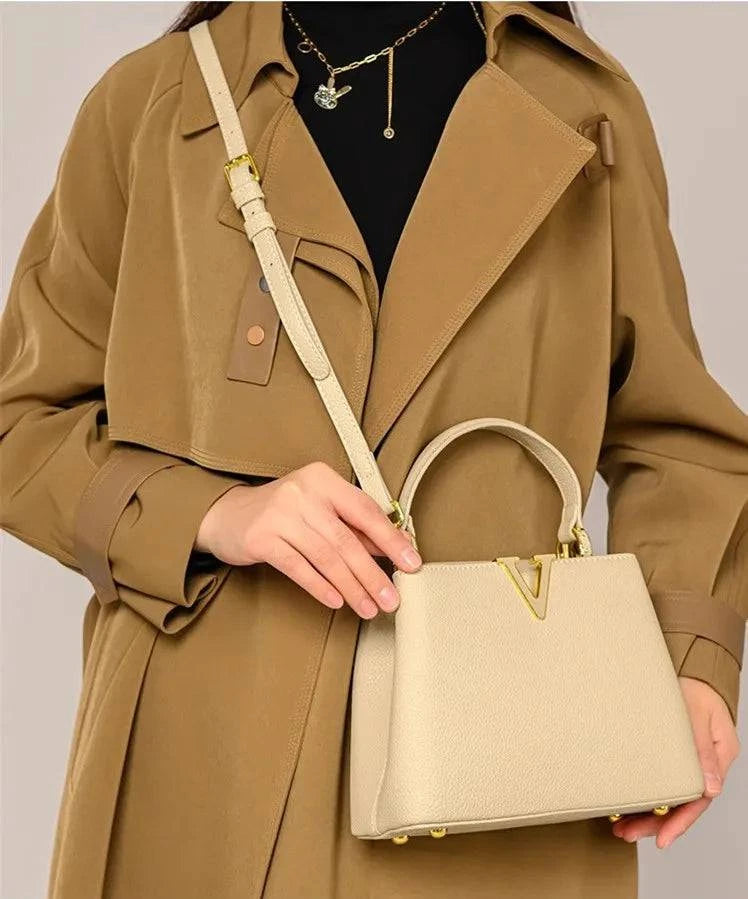 Alt text: Bolsa feminina de couro celeste elegante e sofisticada.