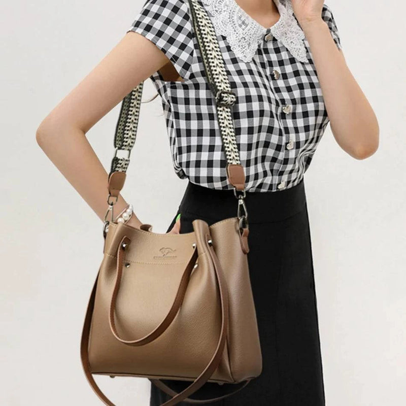 "Bolsa feminina de couro elegante preta com alça dupla."
