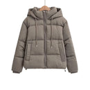Jaqueta puffer feminina cinza acinzentada com capuz e zíper frontal em cabide