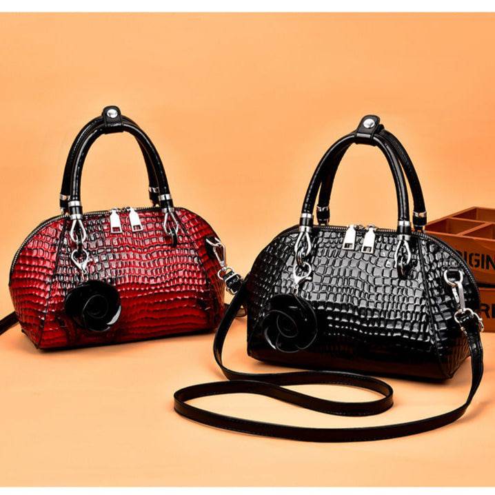 Bolsa de mão Monarca em couro texturizado marrom.