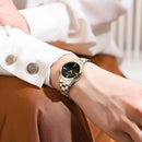 Relógio feminino bicolor prata e dourado com pulseira aço inoxidável no pulso