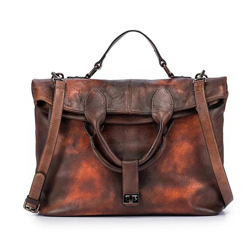 Alt text: Bolsa feminina de couro legítimo marrom com detalhes elegantes.