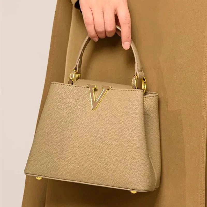 Alt text: Bolsa feminina de couro celeste elegante e sofisticada.