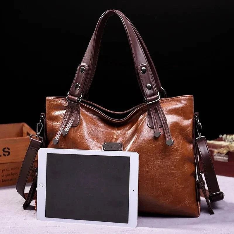"Bolsa feminina de ombro clássica em couro envernizado preto."