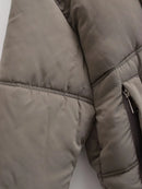 Jaqueta puffer taupe com costuras acolchoadas e bolso com zíper