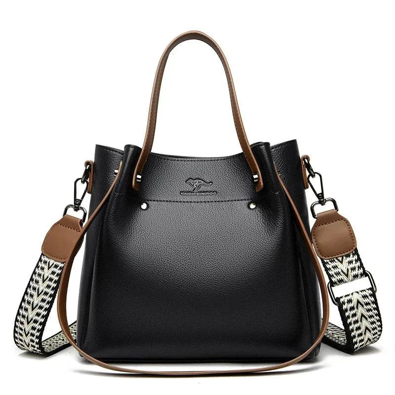 "Bolsa feminina de couro elegante preta com alça dupla."