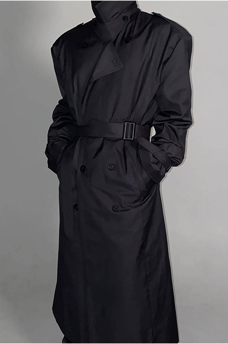 Sobretudo masculino preto tech com corte longo e gola alta. Casaco elegante com abotoamento duplo para o inverno.