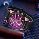 Relógio cronógrafo com mostrador roxo, pulseira de couro preta e caixa tom ouro rosado