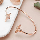 Pulseira rígida rose gold com pingentes de abelha