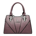 Alt text: Bolsa feminina de couro Monarque em tom marrom elegante.