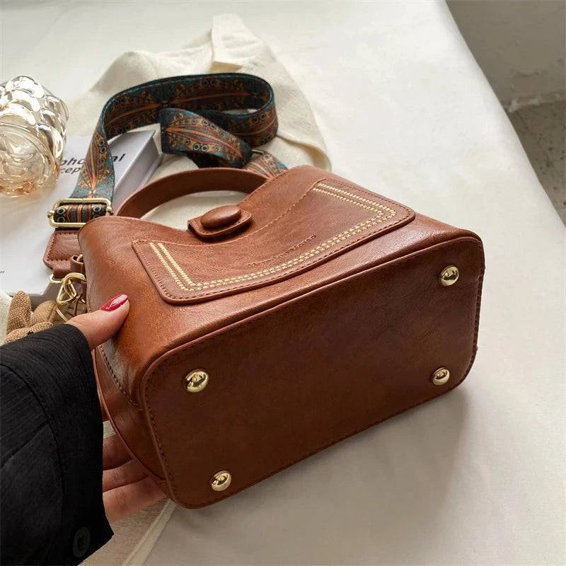 "Bolsa Tote Feminina Transversal Pequena Cristalle em couro preto."