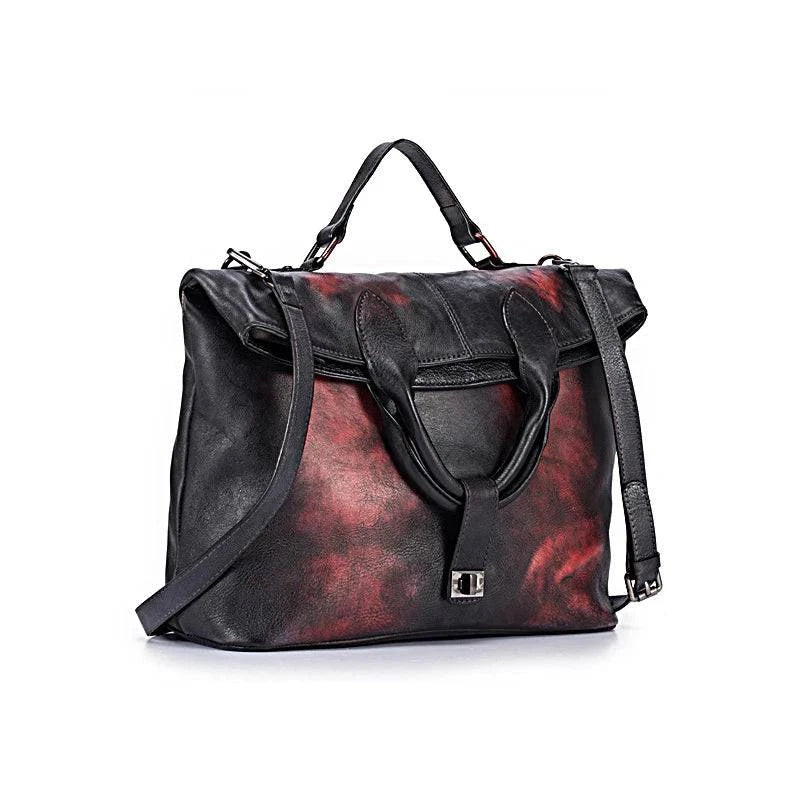 Alt text: Bolsa feminina de couro legítimo marrom com textura elegante.