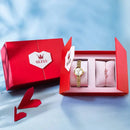 Caixa de presente vermelha com relógio feminino dourado e pulseira rosa