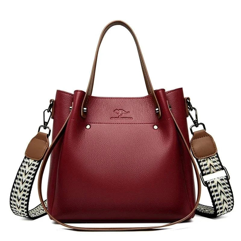 "Bolsa feminina de couro elegante em tom neutro com alça dupla"