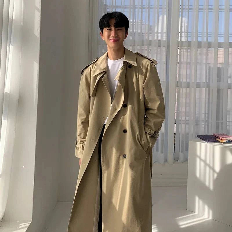 Homem sorridente usando Sobretudo Masculino Longo Caqui com corte reto e gola estruturada. Perfeito para moda masculina casual e clássica.