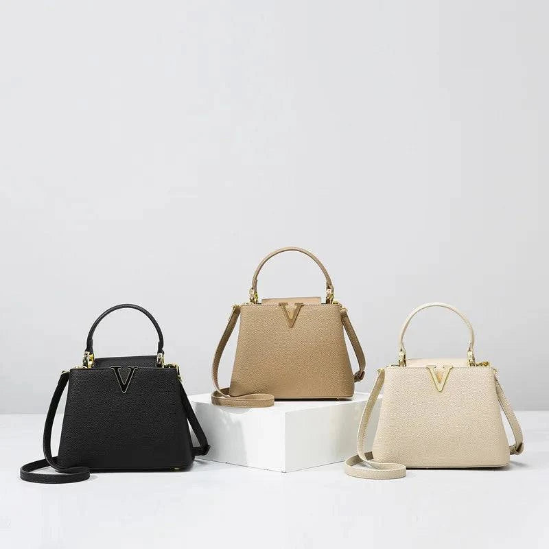 Alt text: Bolsa feminina de couro celeste elegante e sofisticada.