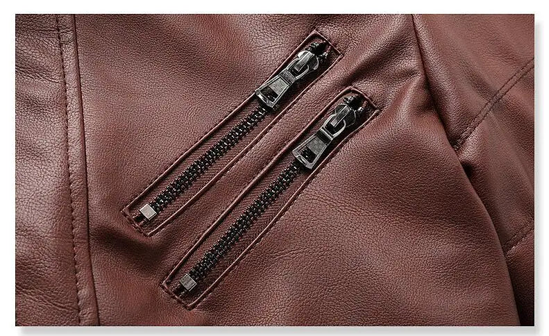 Close-up da Jaqueta de Couro Masculina com Capuz da Zellum, com dois zíperes pretos diagonais. O couro macio e a costura precisa mostram o trabalho artesanal de qualidade da Zellum e o brilho metálico dos zíperes.