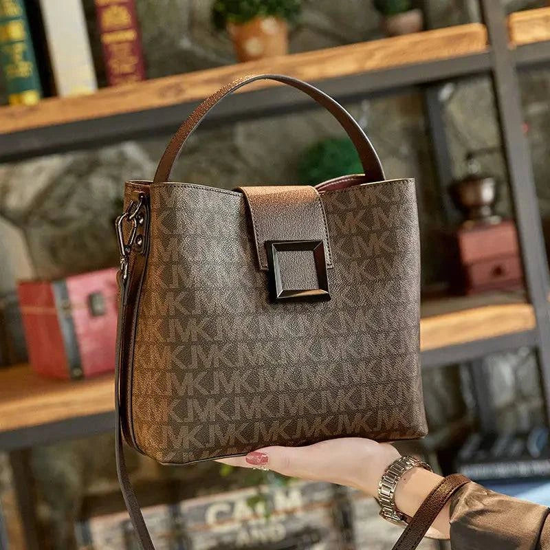 Alt text: Bolsa transversal feminina em couro preto da marca Finesse Vogue.