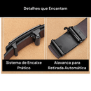 Cinto de couro com fivela automática: detalhe do sistema de encaixe e mecanismo de retirada