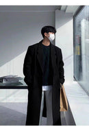 Sobretudo Coreano Masculino Longo preto em ambiente iluminado, destacando o design minimalista e moderno. Ideal para dias frios com estilo refinado.