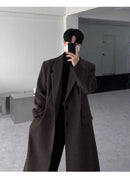 Sobretudo Coreano Masculino Longo marrom escuro com gola larga e caimento estruturado. Combinação ideal com roupas escuras para um visual sofisticado.