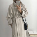 Sobretudo feminino longo bege com cinto, vista frontal