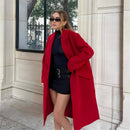 Sobretudo longo vermelho com cintura preta, look elegante