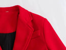Sobretudo feminino longo vermelho com gola, detalhe do ombro e lapela