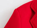 Sobretudo feminino longo vermelho, detalhe do tecido e corte do ombro