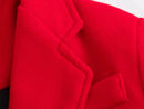 Sobretudo feminino longo vermelho com detalhes de costura estruturada