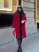 Sobretudo longo vermelho feminino com detalhe de abotoamento, styling com roupa preta