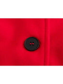 Botão preto com logo em sobretudo vermelho feminino